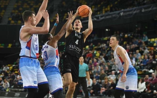 Nikola Radicevic lanza a canasta rodeado de jugadores rivales.