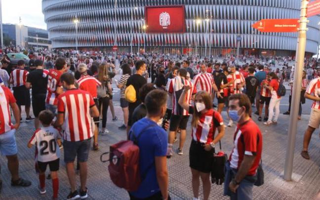 Público en el exterior de San Mamés, en una imagen de archivo.