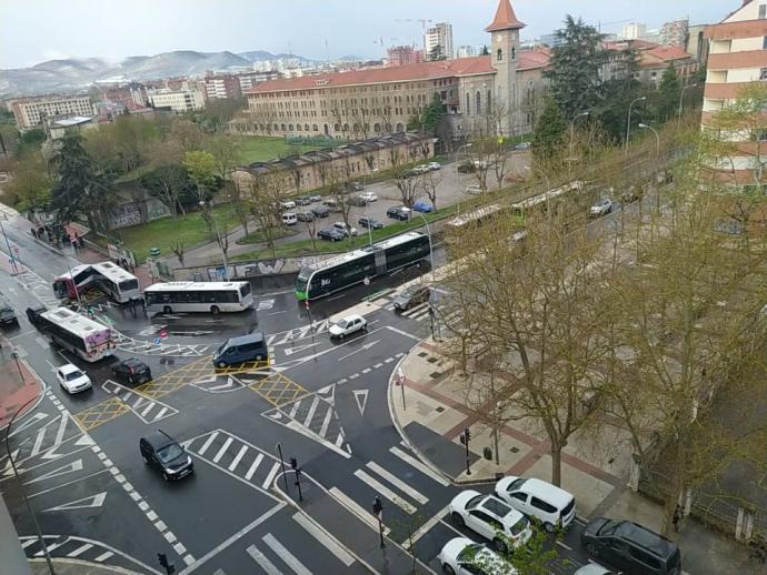 Accidente entre los dos autobuses, uno de Tuvisa y el otro adaptado.