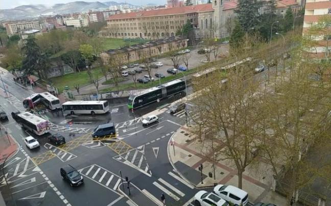 Accidente entre los dos autobuses, uno de Tuvisa y el otro adaptado.
