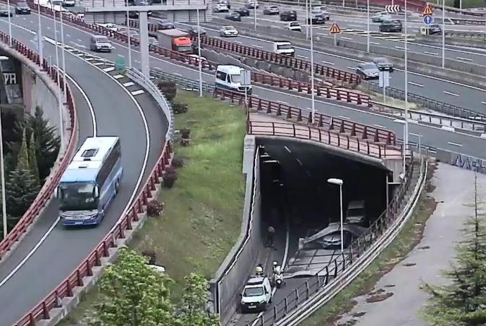 Vista de la cámara de Trafico donde se ve uno de los paneles sobre el coche atrapado