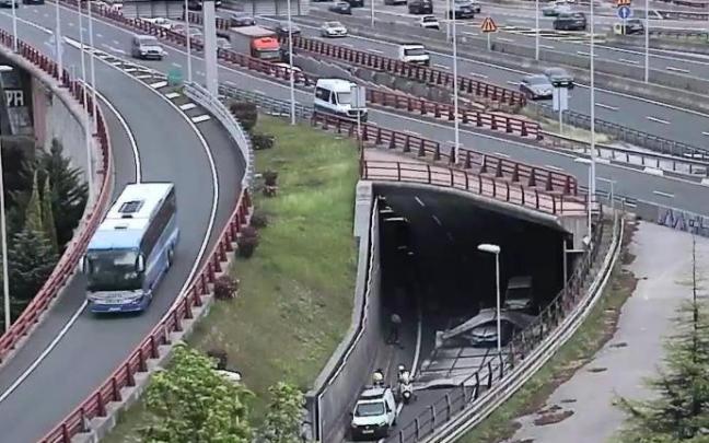 Vista de la cámara de Trafico donde se ve uno de los paneles sobre el coche atrapado