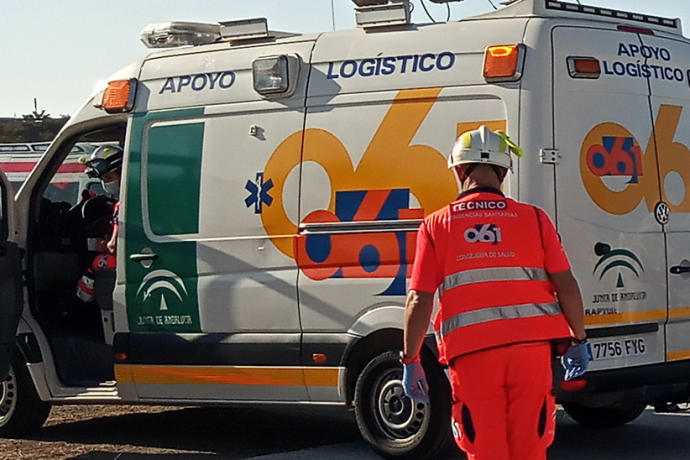 Servicios de emergencia en el lugar del accidente en Pedrera.