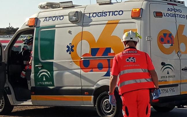 Servicios de emergencia en el lugar del accidente en Pedrera.