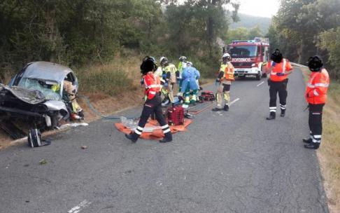Bomberos y sanitarios en el lugar del siniestro. Bomberos y sanitarios en el lugar del siniestro.