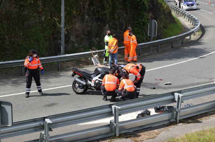 Agentes de la Ertzaintza trabajan en el escenario de un accidente de tráfico con una moto implicada