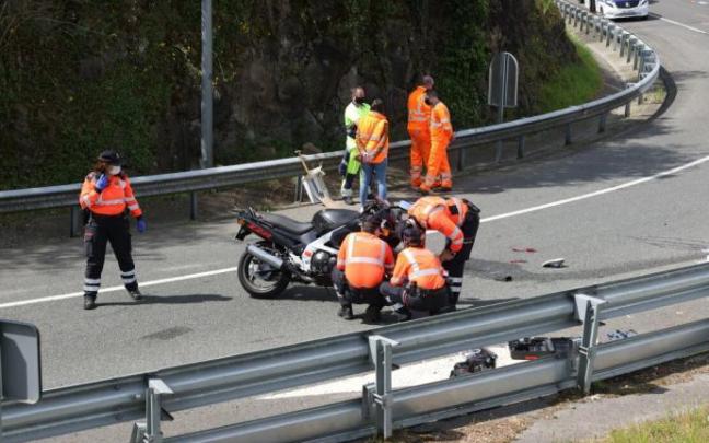 Agentes de la Ertzaintza trabajan en el escenario de un accidente de tráfico con una moto implicada Agentes de la Ertzaintza trabajan en el escenario de un accidente de tráfico con una moto implicada