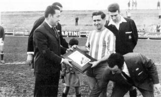 Manolo Millán (izda.), hijo de un ex futbolista albiazul, lo fue todo en el fútbol alavés. Entrenador del Deportivo Alavés, Directivo, Delegado en Álava de la FGF y Fundador, Director y Profesor de la Escuela de Entrenadores de Álava. En la imagen entrega