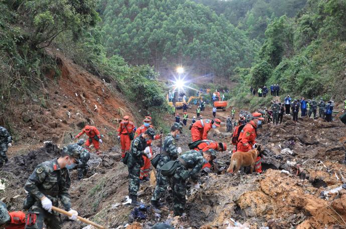 Trabajos de búsqueda y rescate tras el siniestro del avión en el sur de China.