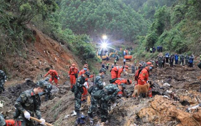 Trabajos de búsqueda y rescate tras el siniestro del avión en el sur de China.