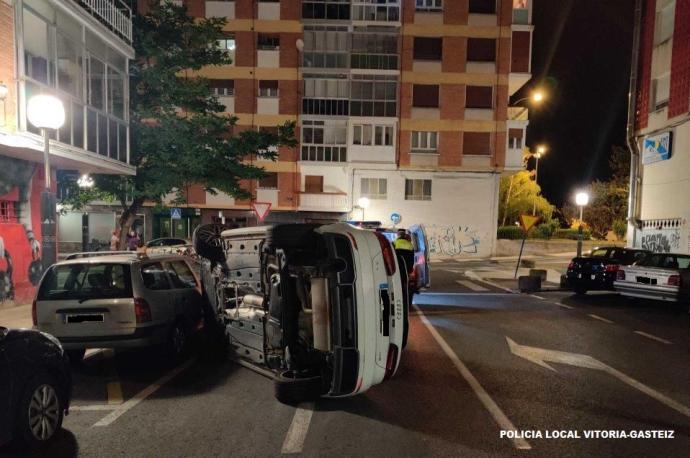 El coche volcado.