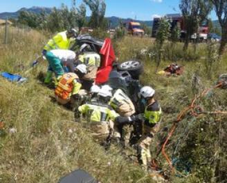 Servicios de rescate intentando sacar a los ocupantes del vehículo siniestrado en Agurain.