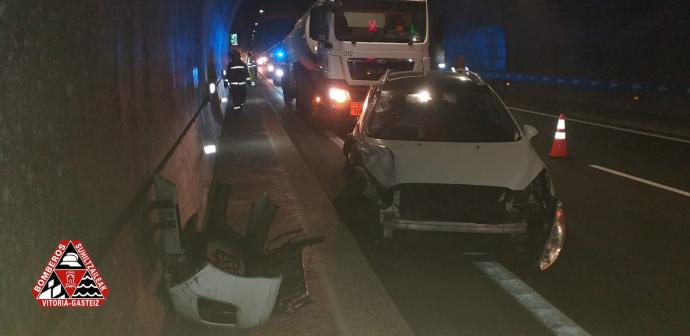 Vehículos accidentados en el túnel