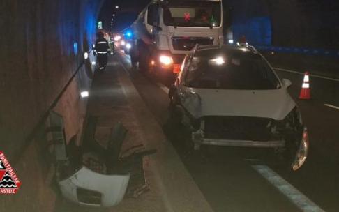 Vehículos accidentados en el túnel