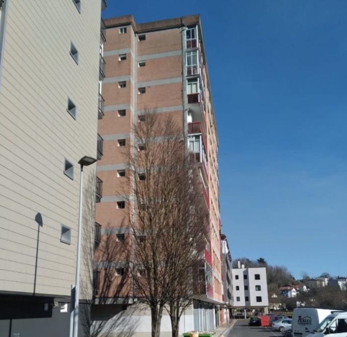 Edificio desde el que ha caído el operario fallecido en Irun.