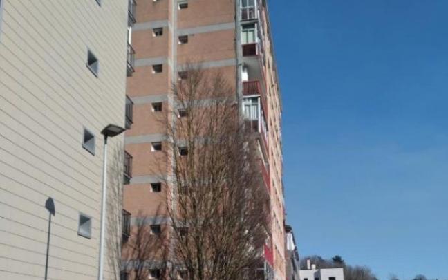 Edificio desde el que ha caído el operario fallecido en Irun.