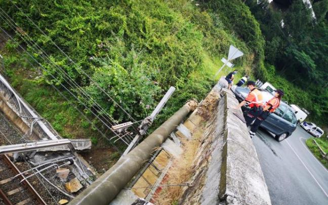 El coche ha colisionado contra el muro y la estructura ha caído a las vías del metro en Erandio