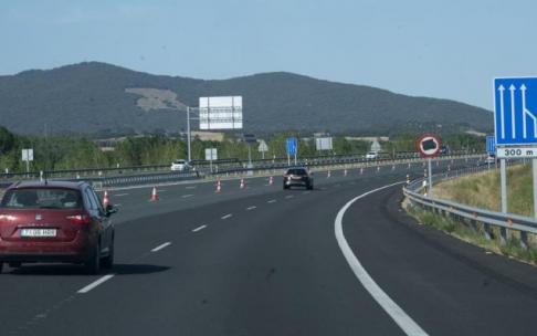 Varios coches circulan por la N-1, la carretera afectada. Varios coches circulan por la N-1, la carretera afectada.