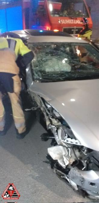 Bomberos de Gasteiz interviniendo en el accidente en el túnel de Isuskitza.