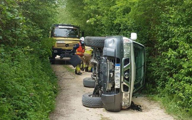 Vuelco de un un vehículo en la vía verde del Vasco-Navarro.