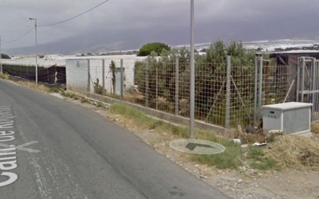 Lugar donde se ha producido la caída mortal de un ciclista en El Ejido, Almería. Lugar donde se ha producido la caída mortal de un ciclista en El Ejido, Almería.