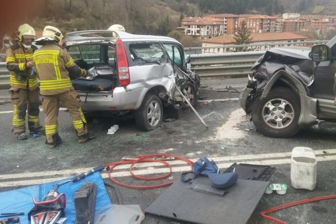 Accidente de tráfico en una carretera vasca.