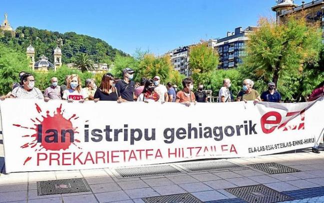 Movilización ayer de los sindicatos en Donostia. Foto: Arnaitz Rubio Movilización ayer de los sindicatos en Donostia. Foto: Arnaitz Rubio