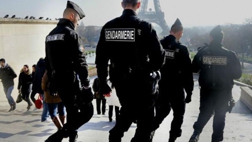 Agentes de la policía francesa en el centro de París