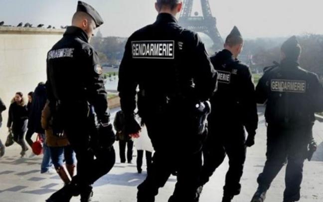 Agentes de la policía francesa en el centro de París