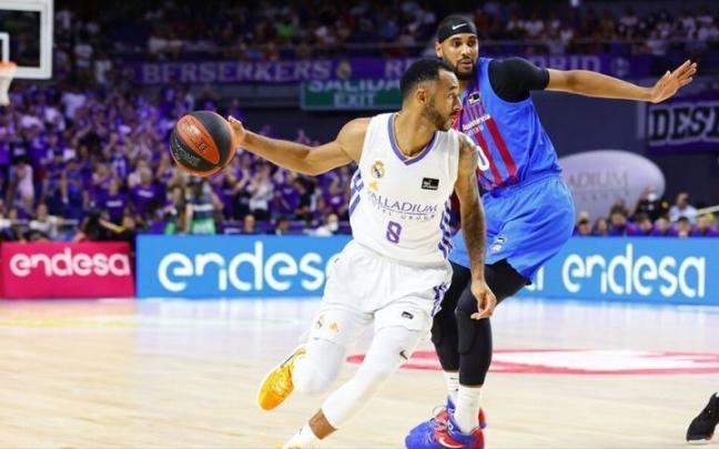 Hanga controla el bal&oacute;n en presencia de Davies en el partido del viernes