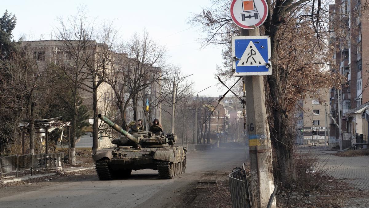 Un tanque ucraniano circula por las calles de Bakhmut, en Donetsk.