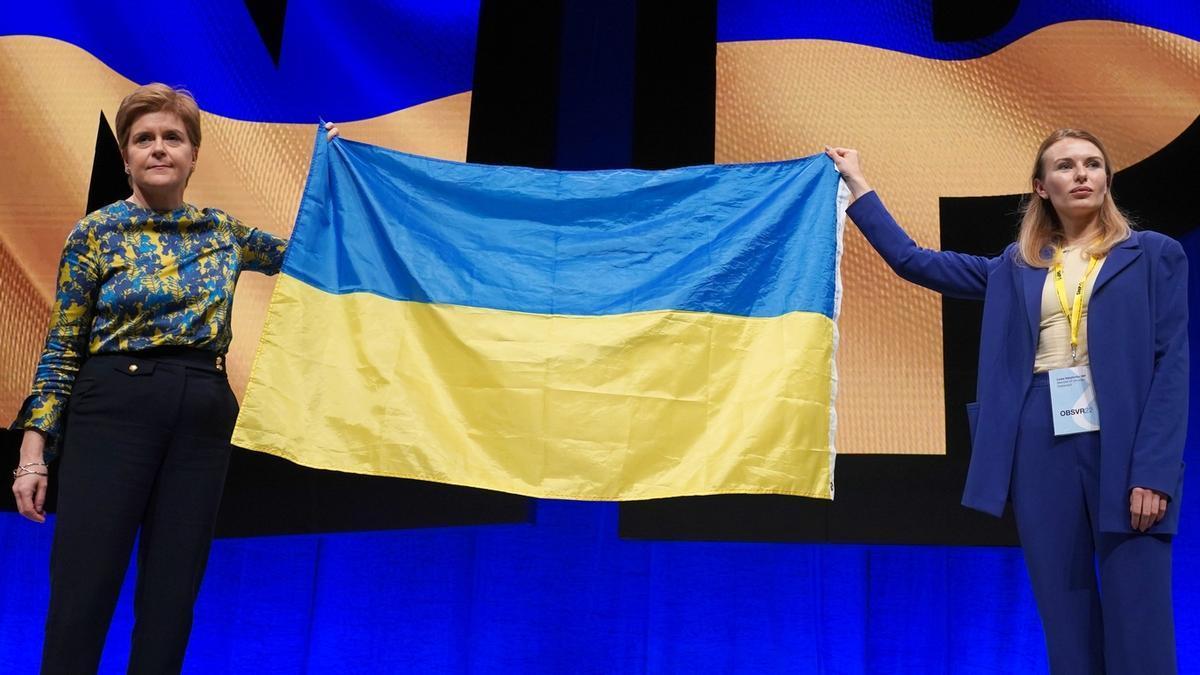 Nicola Sturgeon, a la izquierda, sostiene una bandera de Ucrania junto a una diputada de ese país.