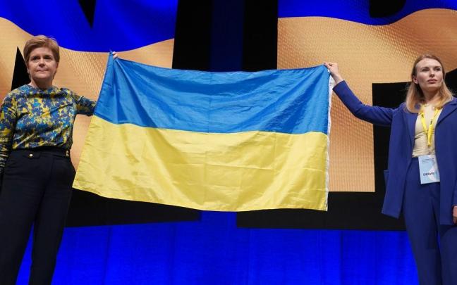Nicola Sturgeon, a la izquierda, sostiene una bandera de Ucrania junto a una diputada de ese país.
