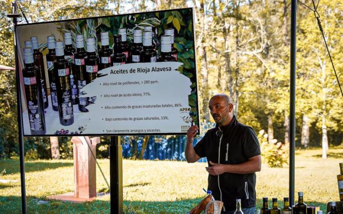 El gerente de Aprora explica cómo es el aceite de Rioja Alavesa.