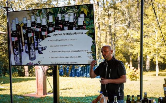 El gerente de Aprora explica cómo es el aceite de Rioja Alavesa.