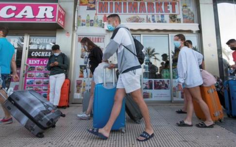 Jóvenes confinados en Mallorca abandonaron ayer el hotel en el que se encontraban aislados.