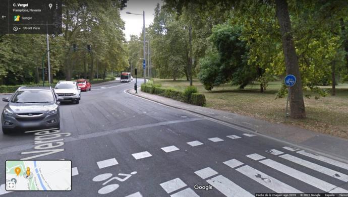 Calle Labrit con Vergel, con la línea pintada y una anchura "insuficiente para los peatones", según Aquerreta.