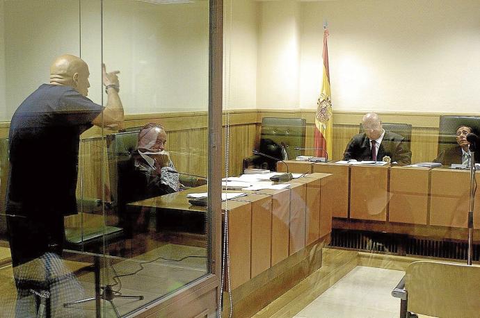 El preso de ETA Iñaki Bilbao, gesticulando con vehemencia ante el juez Alfonso Guevara en 2014.