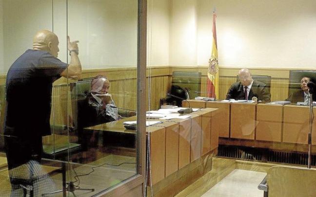 El preso de ETA Iñaki Bilbao, gesticulando con vehemencia ante el juez Alfonso Guevara en 2014. El preso de ETA Iñaki Bilbao, gesticulando con vehemencia ante el juez Alfonso Guevara en 2014.