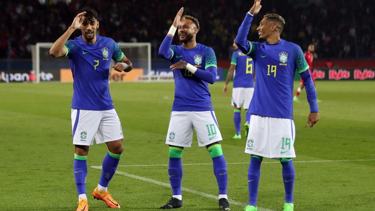 Neymar celebra son sus compañeros uno de los goles de Brasil.