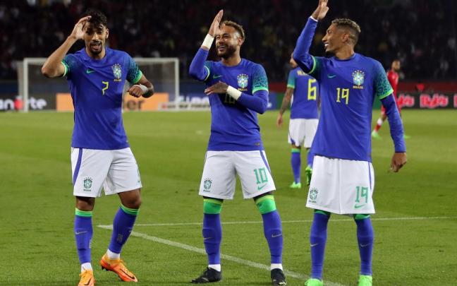 Neymar celebra son sus compañeros uno de los goles de Brasil.