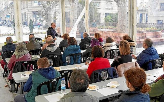 La reci&eacute;n estrenada Plaza de la Memoria alberg&oacute; las catas y maridajes de productos alaveses.