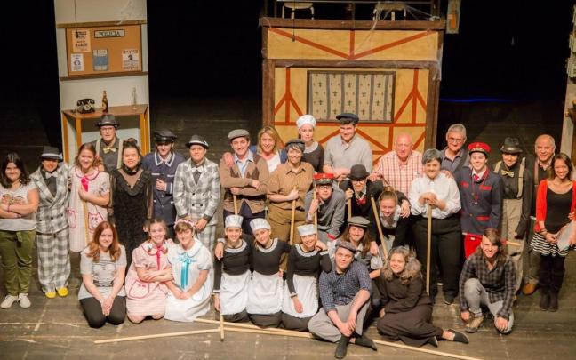 Imagen del Grupo de Teatro del IES Valle del Ebro despu&eacute;s de una actuaci&oacute;n