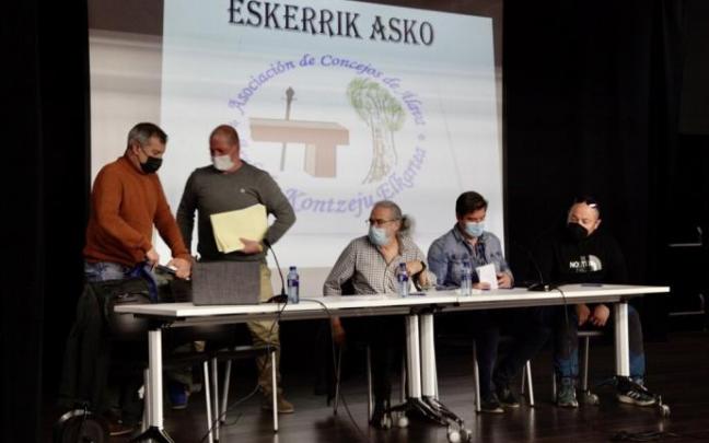 El salón de actos del centro cívico Salburua ha acogido la votación para renovar la junta directiva de ACOA.