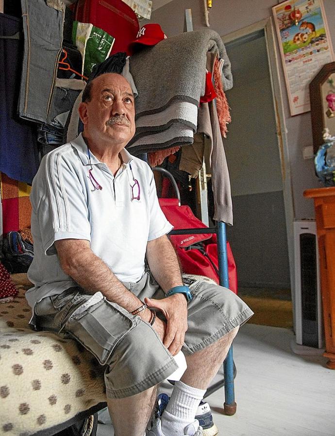 Satur García, en una de las habitaciones del albergue de Puente Alto. Foto: Jorge Muñoz