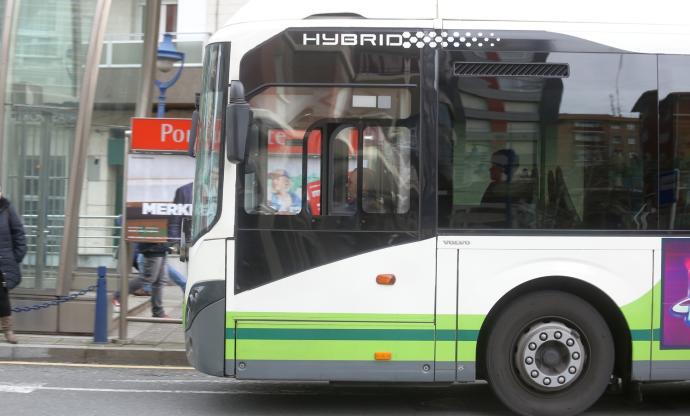 Una unidad de Bizkaibus pasa por delante de la estación del metro de Portugalete.