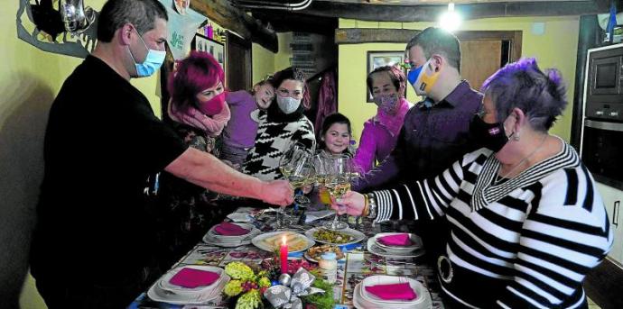 La pasada Navidad los encuentros familiares en Euskadi estuvieron limitados a diez personas en Nochebuena y a seis en Nochevieja. Foto: Pablo Viñas