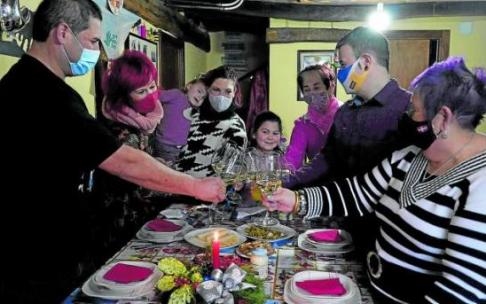 La pasada Navidad los encuentros familiares en Euskadi estuvieron limitados a diez personas en Nochebuena y a seis en Nochevieja. Foto: Pablo Viñas La pasada Navidad los encuentros familiares en Euskadi estuvieron limitados a diez personas en Nochebuena y a seis en Nochevieja. Foto: Pablo Viñas