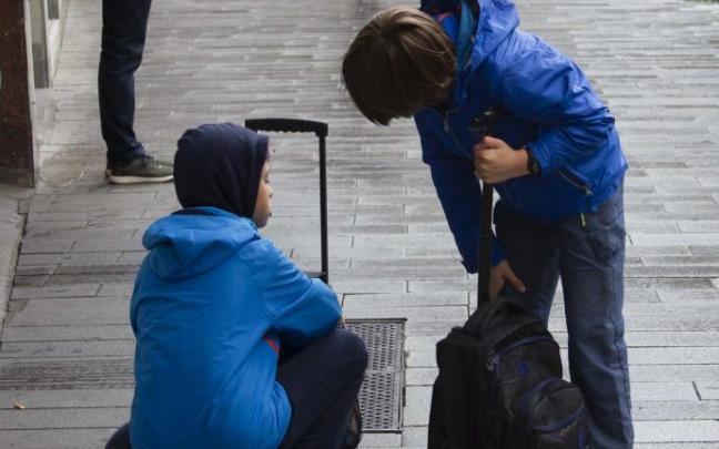 Dos niños, a las puertas de un colegio. Dos niños, a las puertas de un colegio.