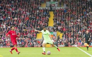 Balenziaga ejecuta un centro en Anfield Road. Balenziaga ejecuta un centro en Anfield Road.